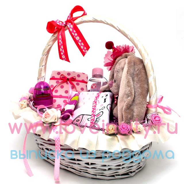 фото Плетеная корзина с подарками для малышки &quot;Клубничное мороженое&quot;